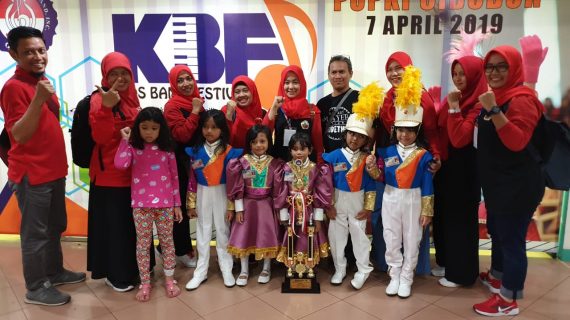 Tim Drumband Gita Bahana TK Islam PB Soedirman Mendapatkan Penghargaan di Kids Band Festival Piala Presiden 2019